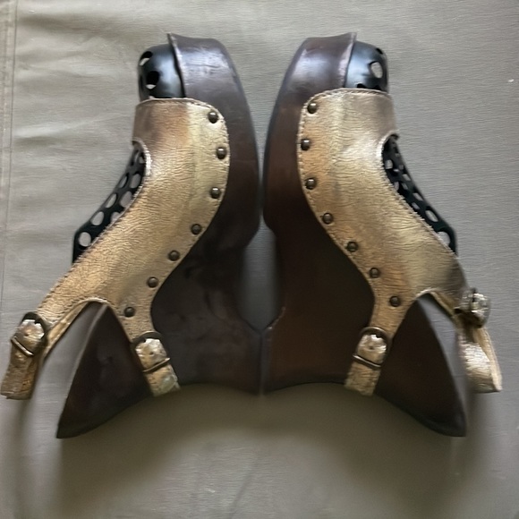 RUSTIC 💛💛GOLD🤎🤎 WOODEN PLATFORM with BRONZE STUDS….SANDALS! - Picture 2 of 8